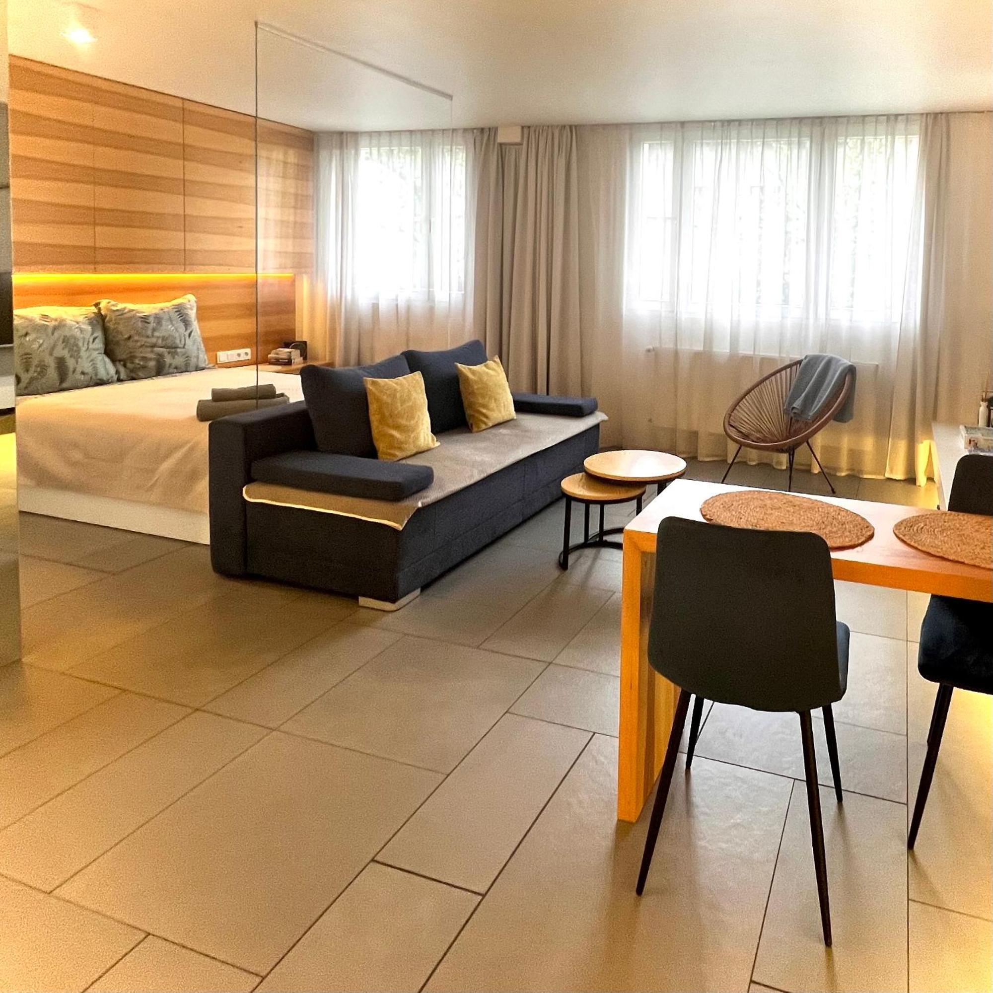 Apartment Modzelewskiego, Metro Wierzbno, Free Parking, 100mbps Wi-fi, Remote-ready *