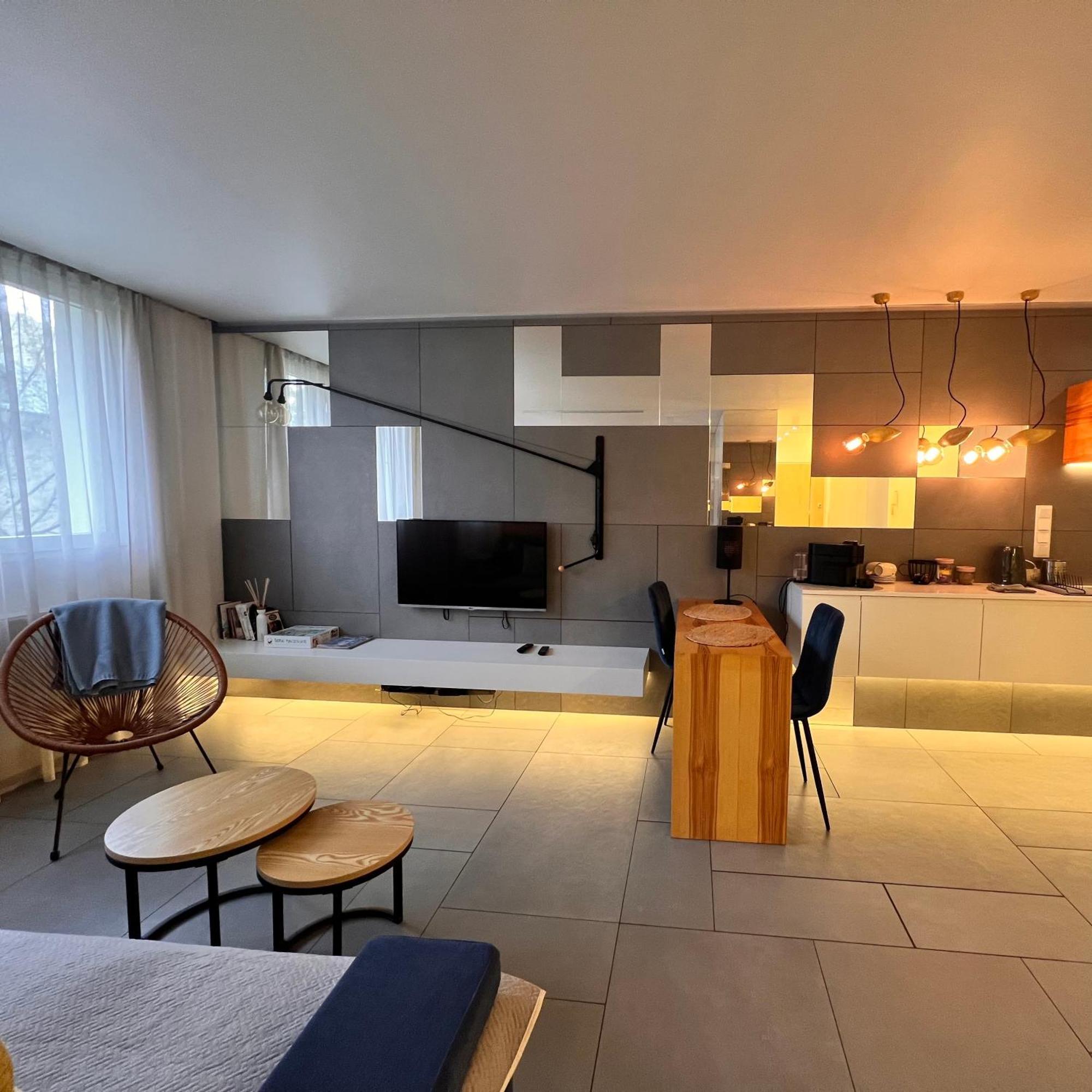 Modzelewskiego, Metro Wierzbno, Free Parking, 100mbps Wi-fi, Remote-ready Apartment Warsaw